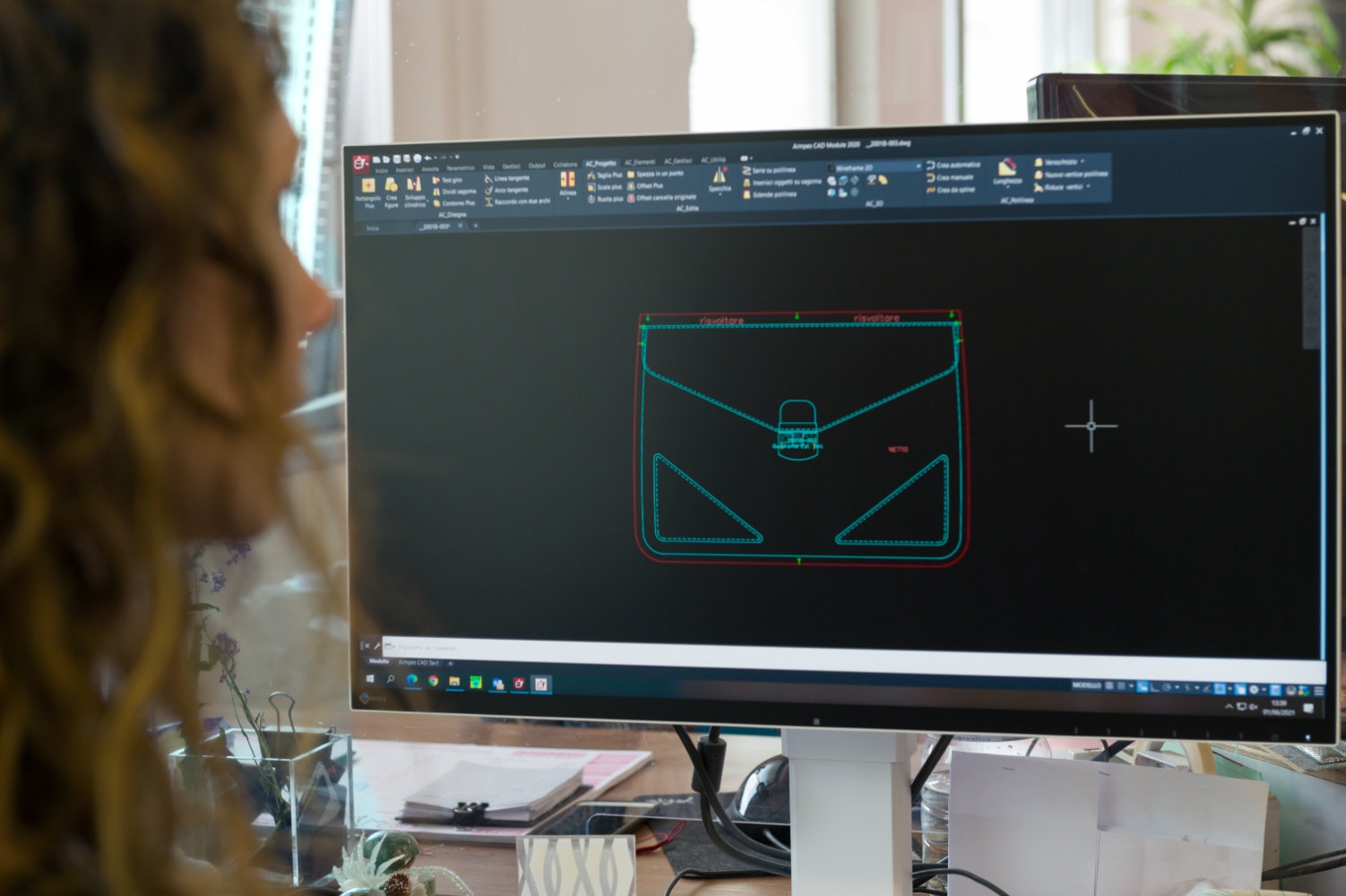 Donna che lavora al computer per lo sviluppo di un bozzetto in CAD