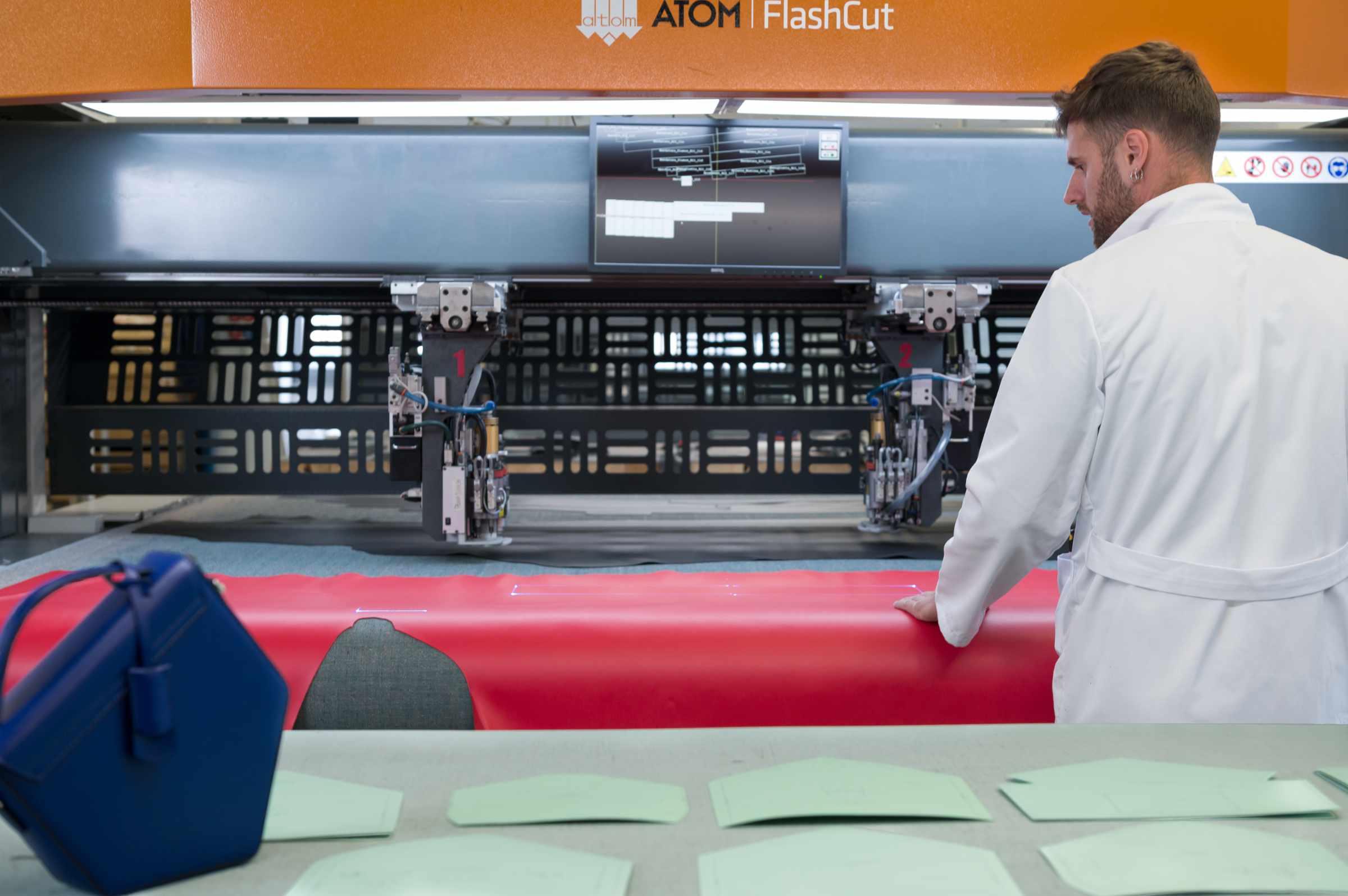 Macchinario Atom Flashcut in azione