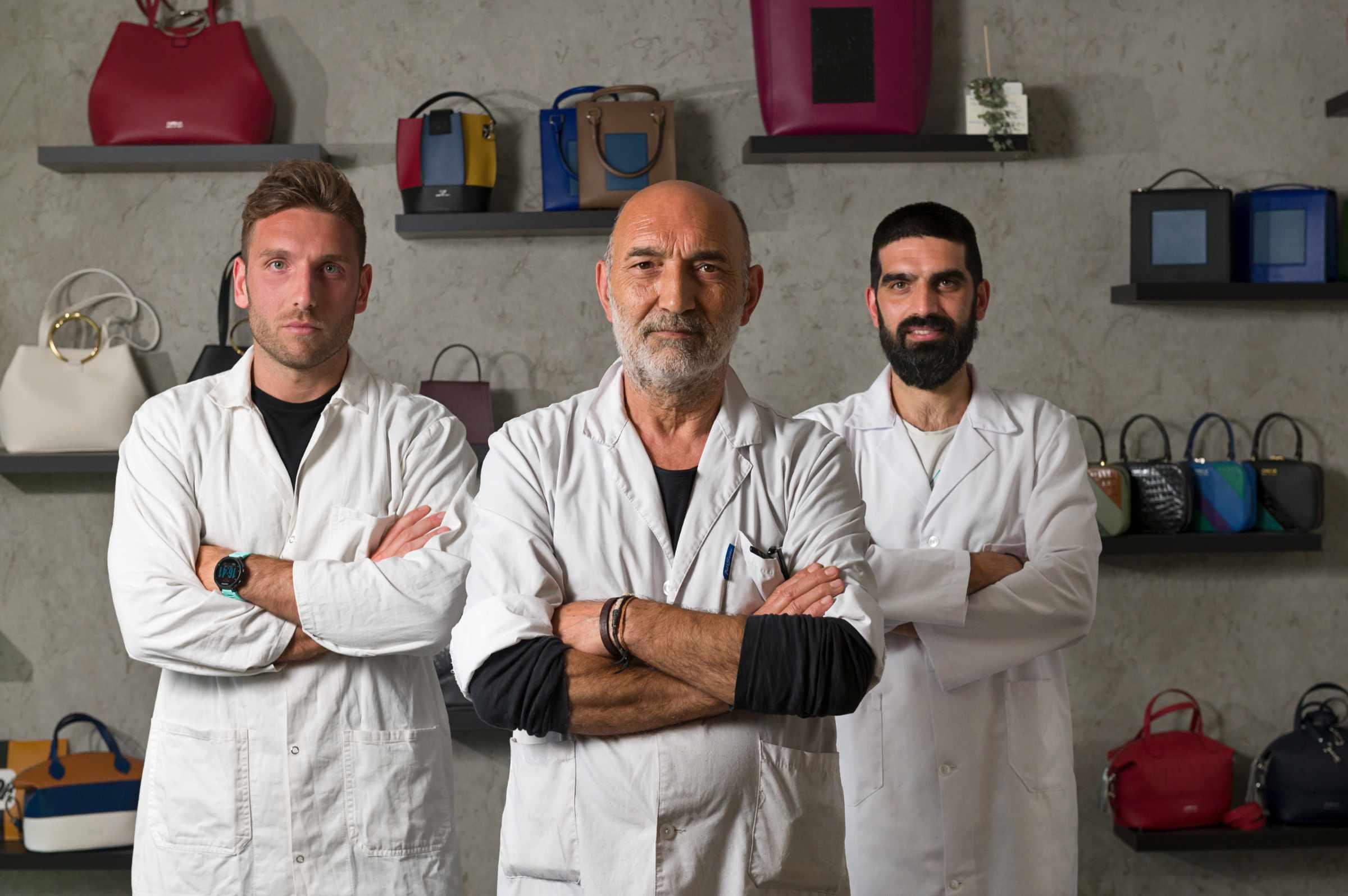 Sandro Fusella insieme ai suoi figli Federico e Francesco all'interno dello showroom
